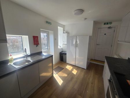 1 bedroom in a house share to rent - Photo 3