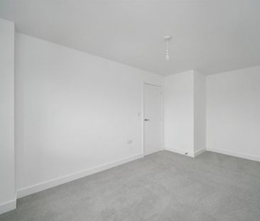 4 bedroom detached house to rent - Photo 3