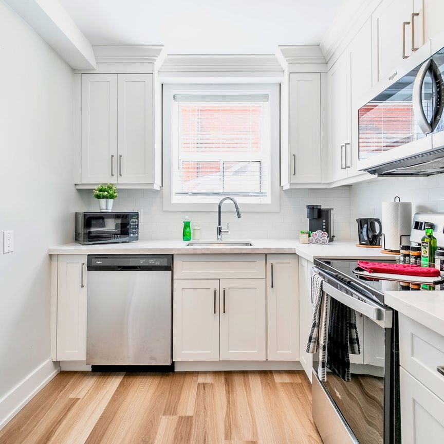 Warm and cozy 1 bedroom apartment - Grove St - Available Immediately - Photo 1