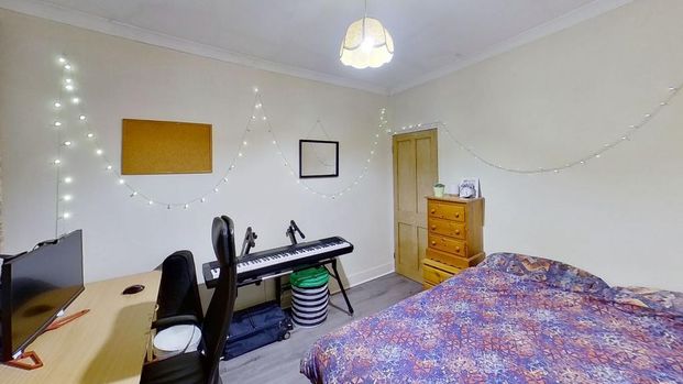 4 bedroom semi-detached house to rent - Photo 1