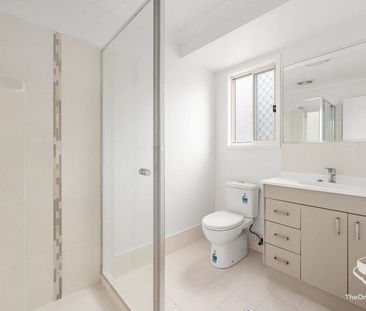 Freshly painted and carpeted - Family home in quiet location - Photo 4