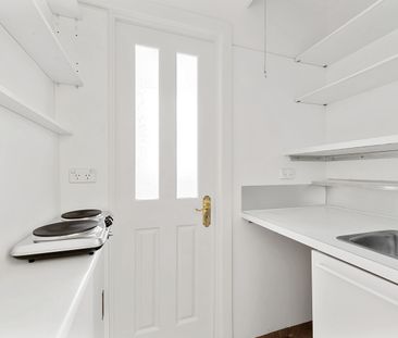 Iconic Art Deco Apartment - Photo 3