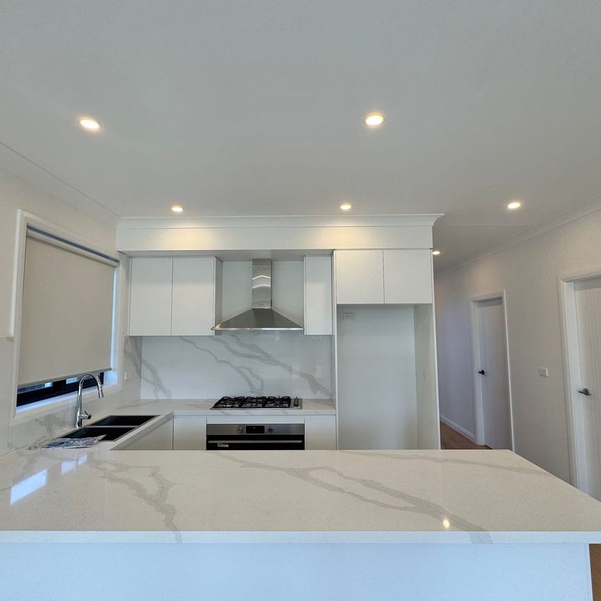 Brand New 5-Bedroom Family Home – Bright, Spacious & Modern Living! - Photo 1