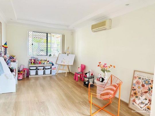 Stunning Family Retreat at Prime Shailer Park Location! - Photo 1