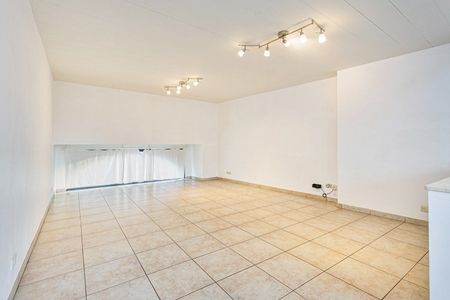 Ruim en zonnig appartement met terras + privé staanplaats - Photo 3