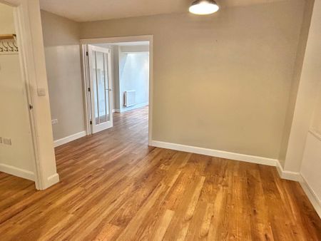 3 bedroom Spacious Three Bedroom Home to rent - Photo 5