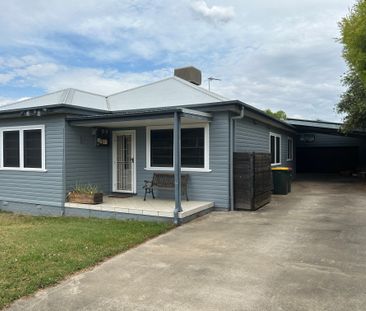Three bedroom, two bathroom house in South - Photo 3
