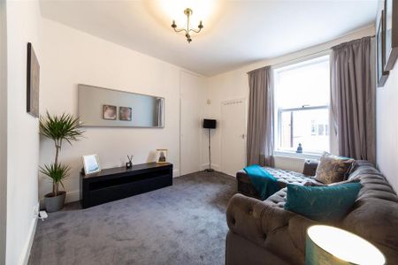 3 bedroom flat to rent - Photo 2