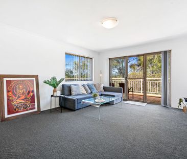 Updated two bedroom apartment - Photo 3