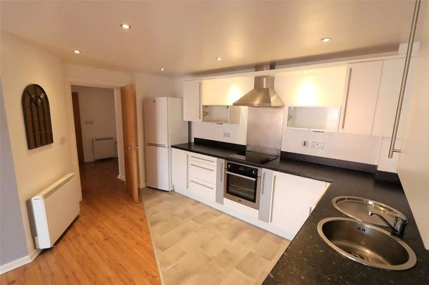 Furnished Two Double Bedroom Apartment with Parking in a convenient location for access to Manchester and Media City. - Photo 1