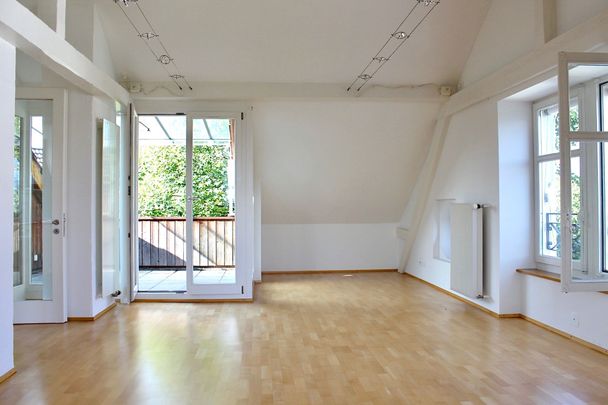Sunny and renovated 2.5-room penthouse apartment with a view in Basel - Photo 1