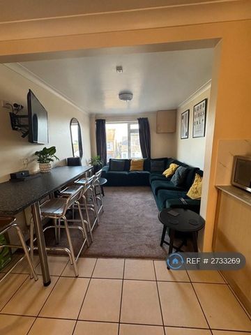 1 bedroom in a house share to rent - Photo 2