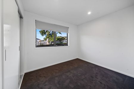 Modern 3 Bedroom Unit In Great Location - Photo 2
