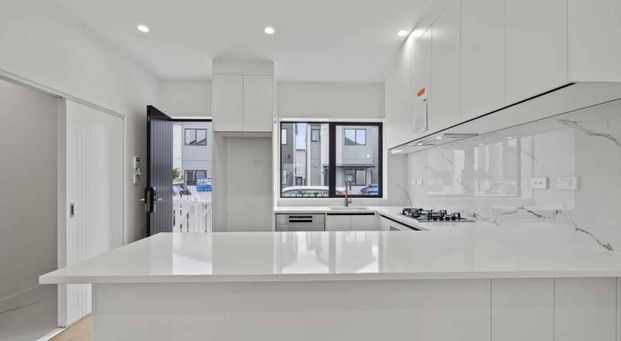 Spacious Family Home with Bonus Sleepout! - Photo 1