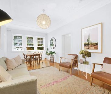 Charming art deco apartment with private access to garden courtyard - Photo 5