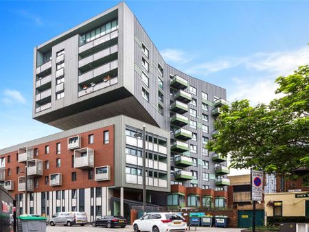 A superb two bedroom apartment located within close proximity to Westfield Stratford. - Photo 2