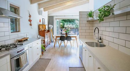 Stylish 3-Bedroom Home – Walk to the Lake - Photo 3