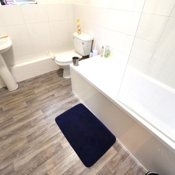 2 bedroom Flat in Montagu Drive, Leeds - Photo 1