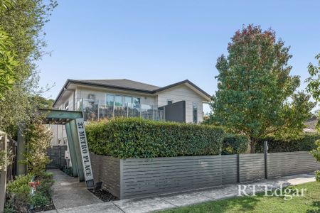 Stylish & Bright Living in Heart of Thornbury! - Photo 3