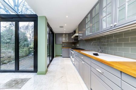 St. Martins Close, Camden, NW1 - Photo 5