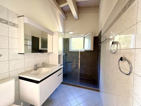 Frisch renovierte charmante 3,5 Zimmer Dach-Wohnung - Photo 2