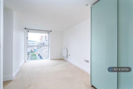 2 bedroom flat to rent - Photo 2