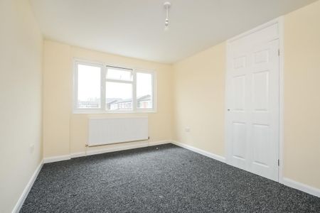 4 bedroom end of terrace house to rent - Photo 4
