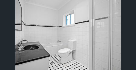 Stunning North-Facing Top Floor Duplex! - Photo 3