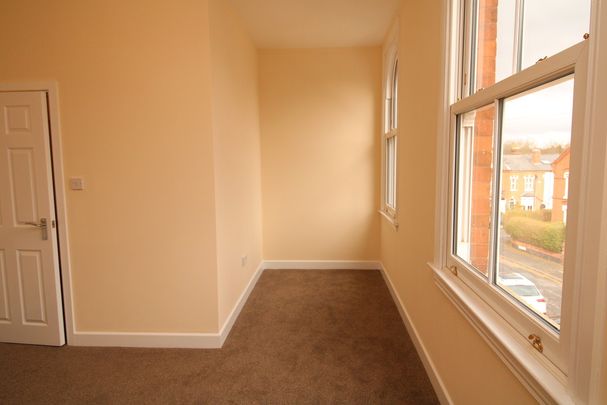 £1,595 - References Pending - Photo 1