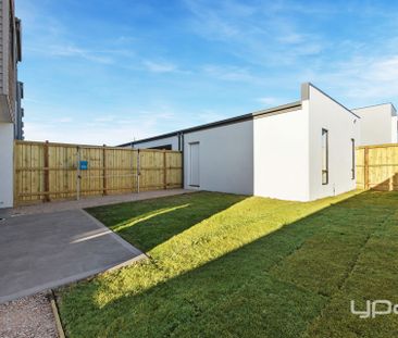 Captivating Brand-New Townhouse in Thornhill Park - Photo 3