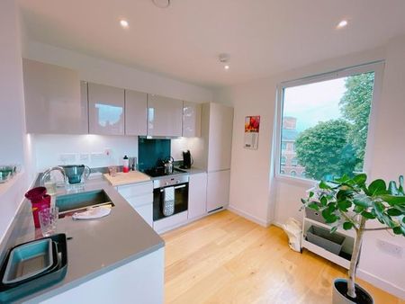 1 bedroom in a flat share to rent - Photo 4