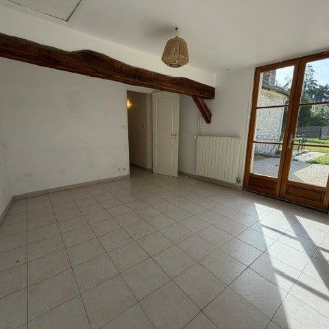 À LOUER – Maison de plain-pied avec jardin à Villiers-en-Désœuvre - Photo 1
