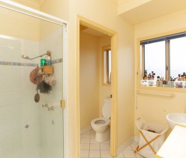 6 Month lease only ... Centrally Located - Large Four Bedroom Famil... - Photo 6