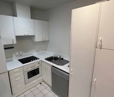 LOCATION LOCATION LOCATION: neat and tidy 2x bedroom apartment - Photo 4