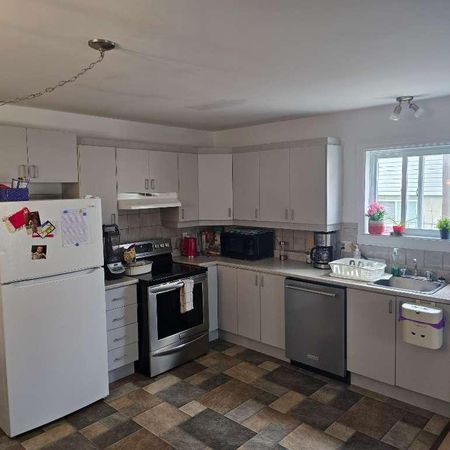 ST-ÉMILE, BEAU 4 1/2, REZ-DE-CHAUSSÉE, 01 SEPTEMBRE - Photo 3