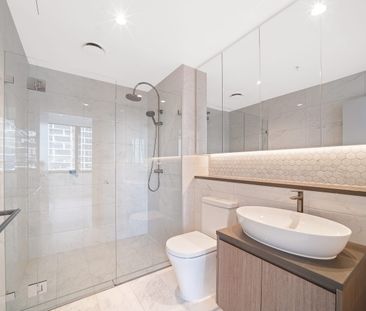 Spacious 3-Bedroom Apartment with Water & City Views - Photo 5