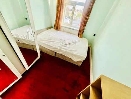 3 bedroom apartment to rent Harrogate Road, Bradford, West Yorkshire, BD2 - Photo 4