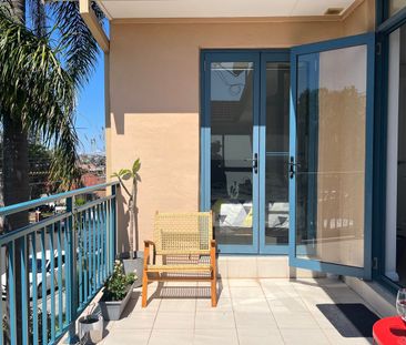 Stunning Top Floor Pet Friendly Apartment - Photo 6