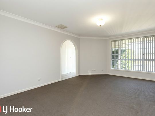 Spacious 3-Bedroom Home with Double Garage in South Tamworth - Photo 1