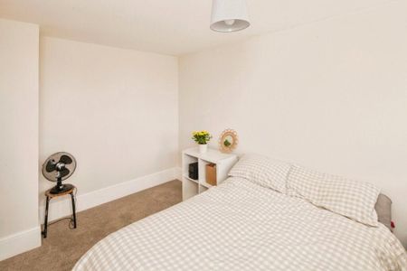 2 Bed Flat, Yelverton Road, SW11 - Photo 3