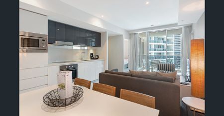 HILTON IMMACULATE 2 BEDROOM/2 BATHROOM, FULLY FURNISHED APARTMENT. 4-5 Month Lease. - Photo 2