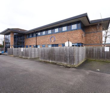 Bright and spacious ground floor flat with allocated parking space.... - Photo 1