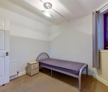 3 bedroom flat to rent - Photo 6