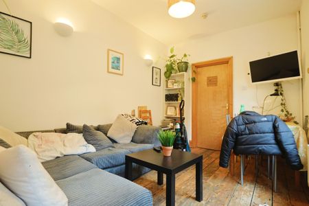 6 Bedroom Home – To Let - Photo 3