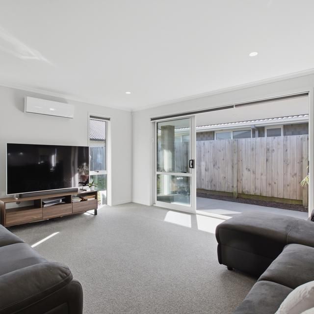 Immaculate and convenient - Photo 1