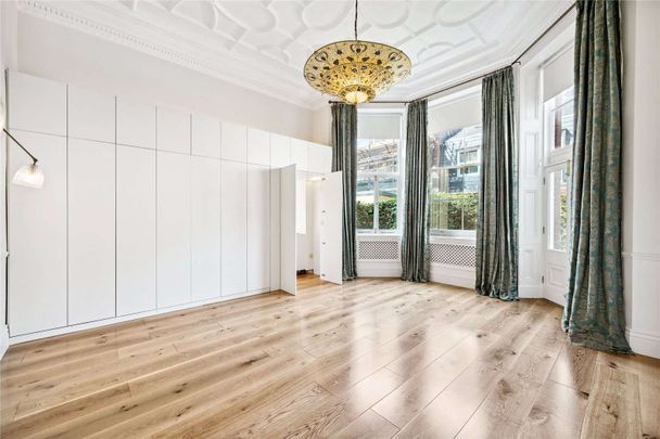 A beautiful newly refurbished raised ground floor flat located on the prestigious Cadogan Square. DOGS WELCOME. - Photo 1