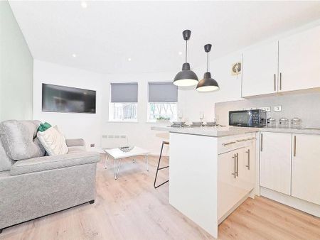 1 bedroom in a flat share to rent - Photo 3