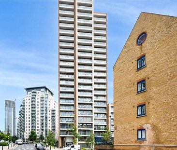 Fantastic two bedroom apartment located on the 22nd floor of the prestigious HeritageTower E14. The property benefits from two bathrooms, a huge private balcony and offered furnished. - Photo 1