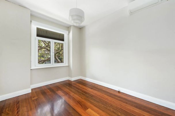 Spacious semi with sunny courtyard - Photo 1