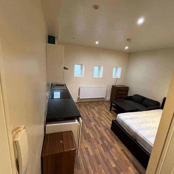 Studio Flat, Church Road, NW4 - Photo 1